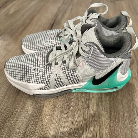 {preloved} Men’s  Gray/ Mint Green Nike Lebron’s Witness - Picture 2 of 9